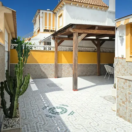 بيت ضيافة In Parque Naciones With Communal Pool *